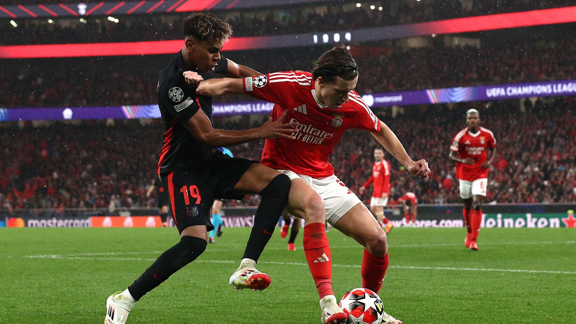 同时彰显出 同时彰显出